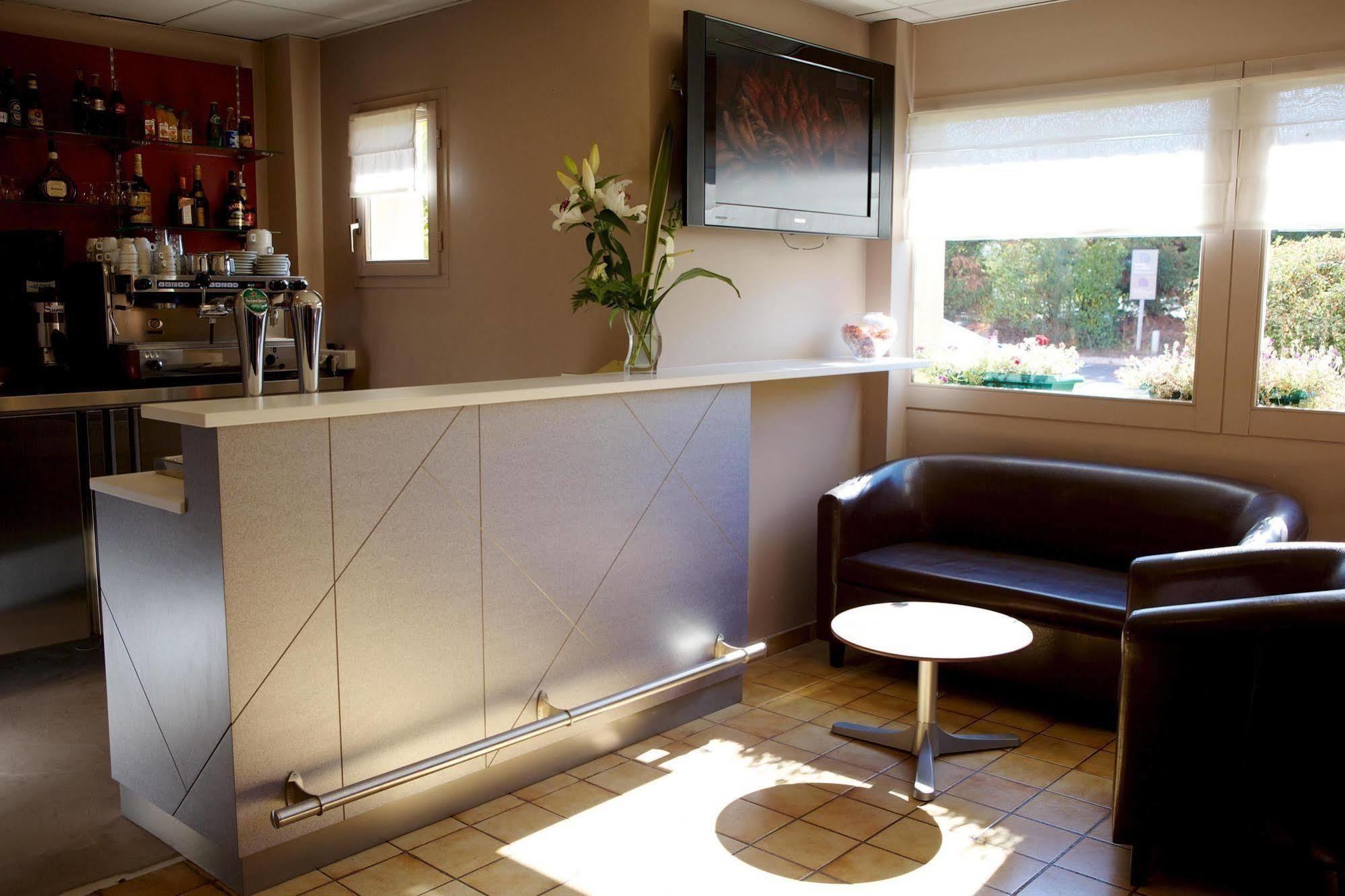 Brit Hotel Marseille Aeroport Mirabeau Екстериор снимка