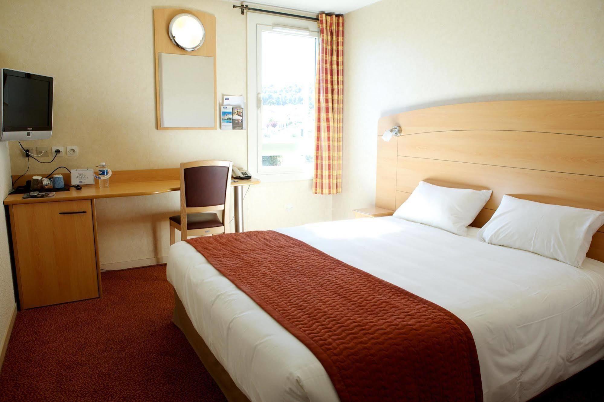 Brit Hotel Marseille Aeroport Mirabeau Стая снимка